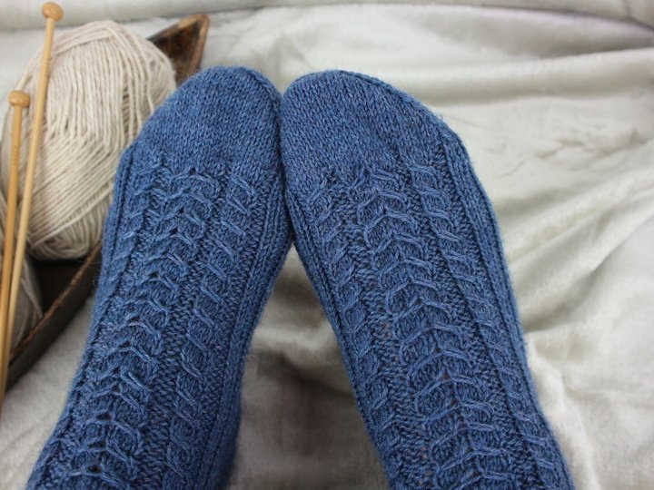 Strickanleitung Socken Set – 3 Paar Mustersocken mit Zopf- und Lochmuster