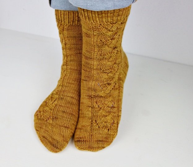 Strickanleitung Socken Set – 3 Paar Mustersocken mit Zopf- und Lochmuster