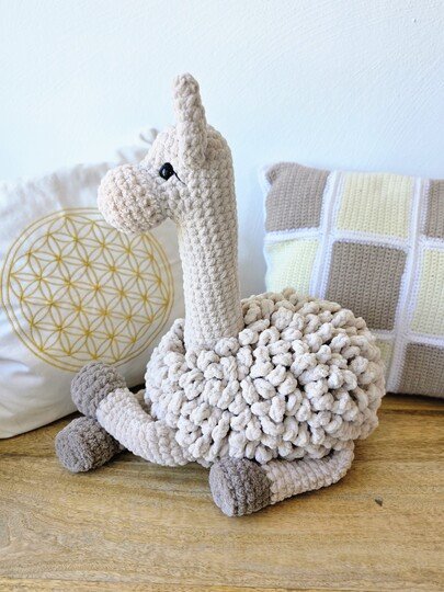 Lama mit Schleife - Häkelanleitung PDF - großes Kuscheltier