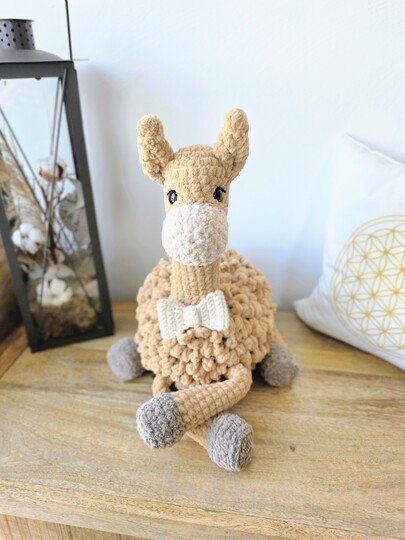 Lama mit Schleife - Häkelanleitung PDF - großes Kuscheltier