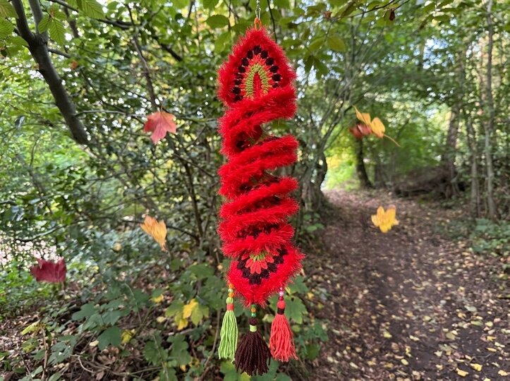 Häkelanleitung Herbstlicher Windspinner - mit Fransengarn