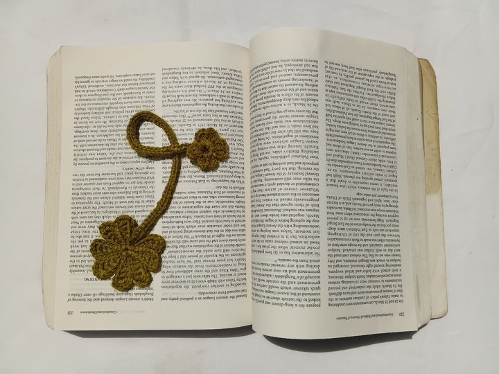 Clover Bookmark Crochet Pattern, US & UK terms (Pdf Pattern and Video)