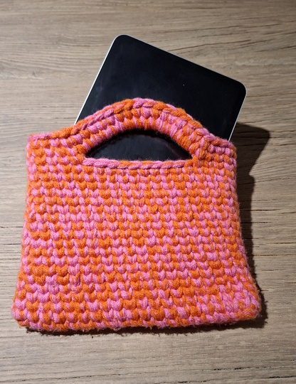 Crochet a Tablet Bag – Chunky Bag Pattern in Knit Stitch (EN & DE)