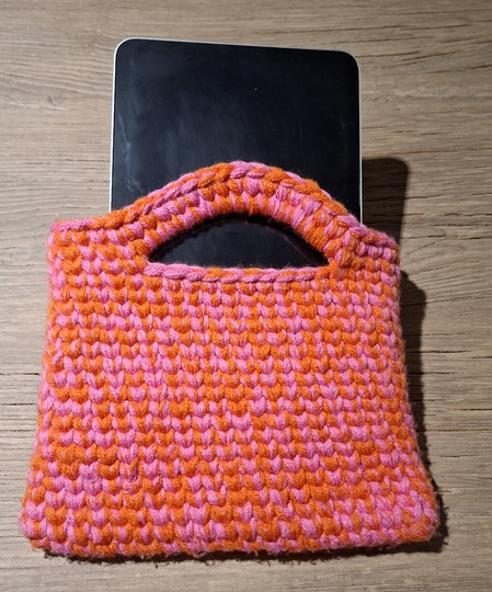 Tablet-Tasche häkeln – dicke Tasche im Strickmaschenstich (DE & EN)