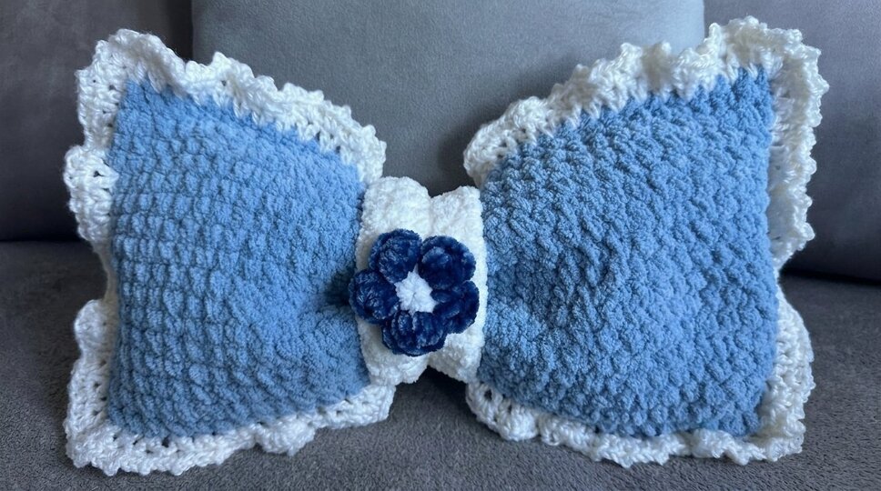 Crochet Pattern Schleifenkissen – Cosy Bow Cushion with Flower