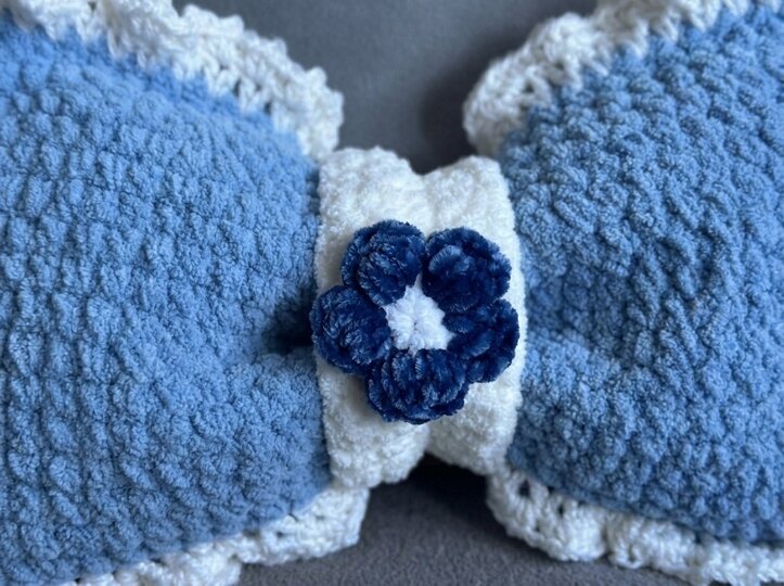 Crochet Pattern Schleifenkissen – Cosy Bow Cushion with Flower