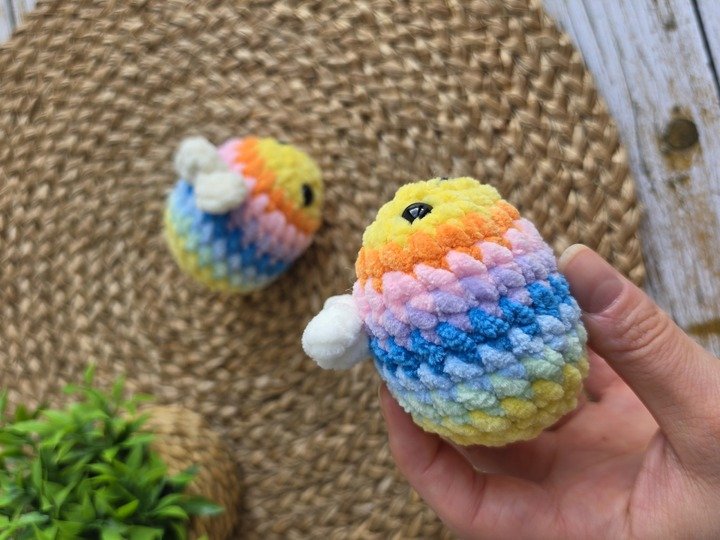 Biene häkeln – 2-in-1: Klassische & Regenbogen-Biene