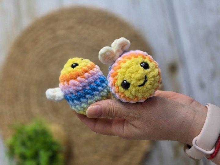 Crochet Bee 2-in-1 – Classic & Rainbow Bee Amigurumi