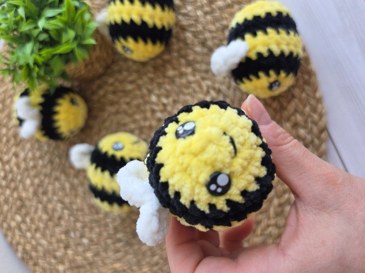 Crochet Bee 2-in-1 – Classic & Rainbow Bee Amigurumi
