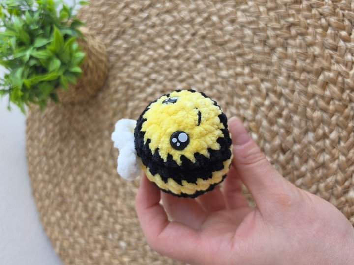 Crochet Bee 2-in-1 – Classic & Rainbow Bee Amigurumi