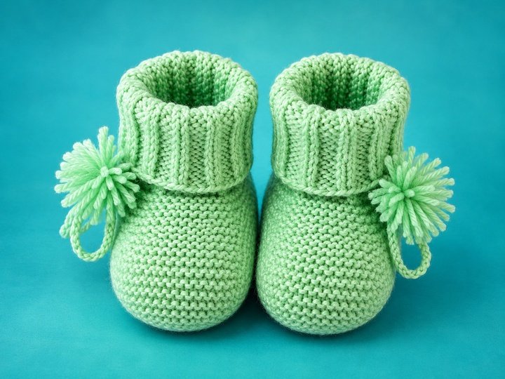 Strickanleitung Babyschuhe mit Bommel PDF