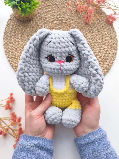 Häkelanleitung Hase Milan – Kuschelhase mit Latzhose