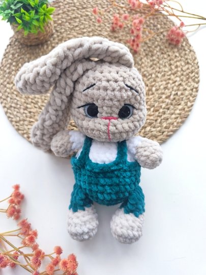 Häkelanleitung Hase Milan – Kuschelhase mit Latzhose