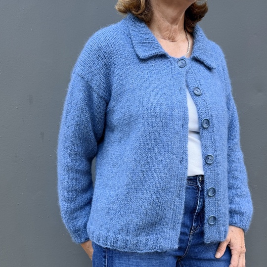 Strickanleitung Strickjacke LAYANE – Damen Cardigan mit Kragen Gr. 36–48