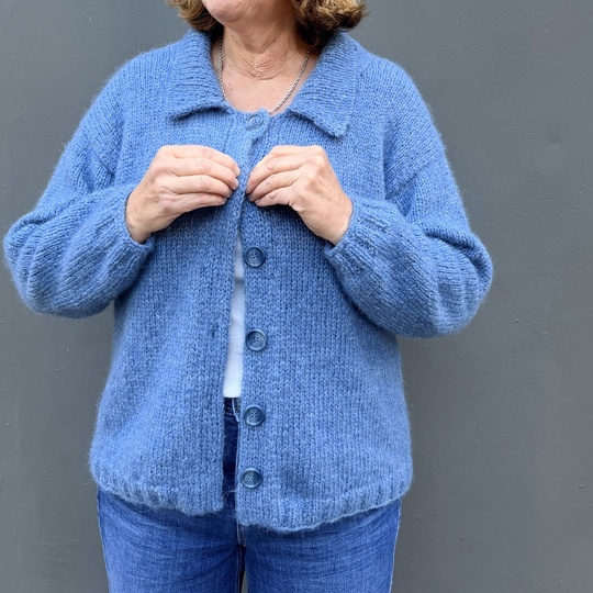 Strickanleitung Strickjacke LAYANE – Damen Cardigan mit Kragen Gr. 36–48