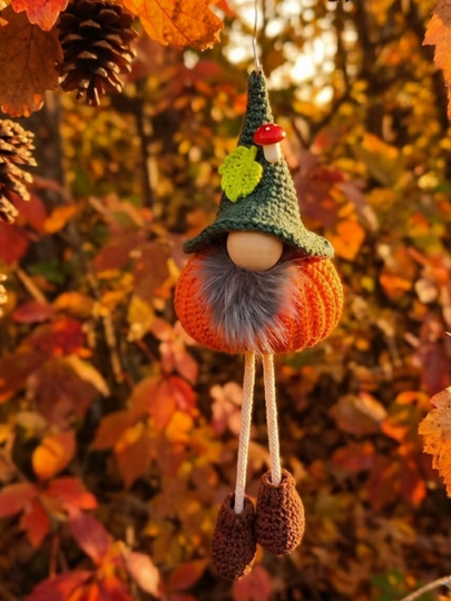 Herbstdeko Wichtel Kürbis mit Baumelbeinen sitzend oder hängend