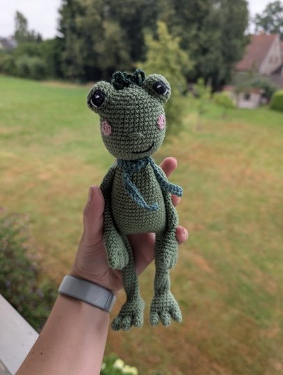 Häkelanleitung: Niedlicher Frosch Pico mit Schal