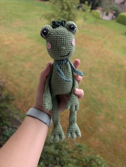 Häkelanleitung: Niedlicher Frosch Pico mit Schal