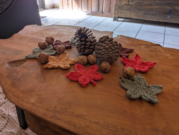 Häkelanleitung Ahornblatt - bunte Herbstdeko häkeln