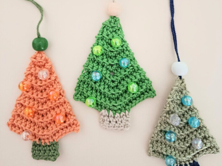 Häkelanleitung für einen Weihnachtsbaum mit Perlen