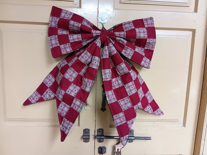 DIY Big Patchwork Front Door Bow Sewing Pattern (Video Tutorial)