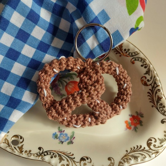 Brezel Häkelanleitung Oktoberfest, sehr einfach! Schlüsselanhänger