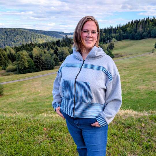 Schnittmuster Sweatjacke Damen mit Kapuze & Colorblocking Gr. 32–62