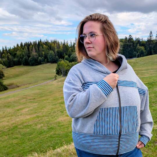 Schnittmuster Sweatjacke Damen mit Kapuze & Colorblocking Gr. 32–62