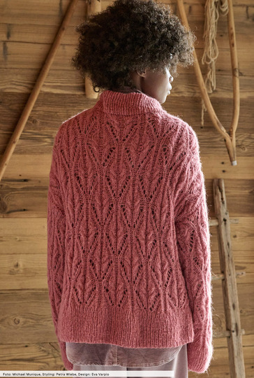 Pulli im Zopf-Lochmuster