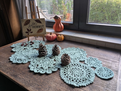 Häkelanleitung Tischläufer aus Mandala Motiven im Vintage Look