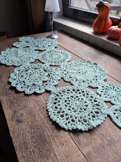 Häkelanleitung Tischläufer aus Mandala Motiven im Vintage Look