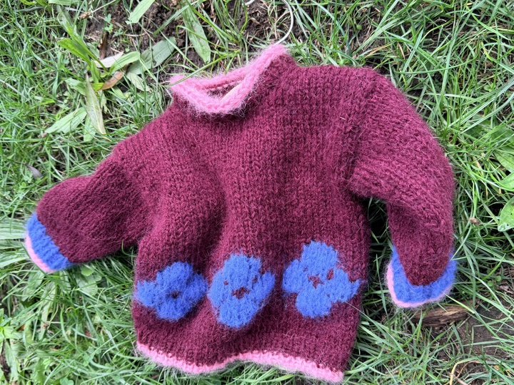 Strickanleitung Kinderpullover LINA mit Blümchenmuster Gr. 74–110