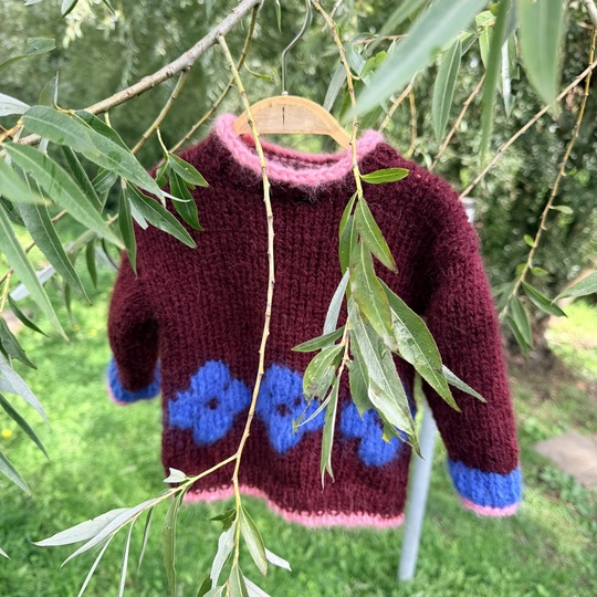 Strickanleitung Kinderpullover LINA mit Blümchenmuster Gr. 74–110
