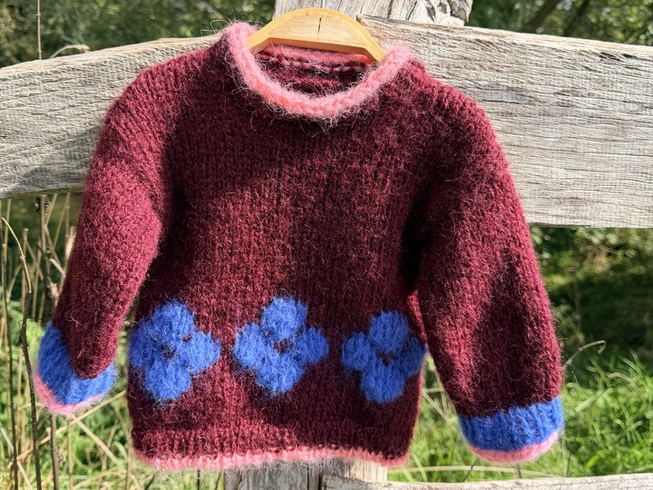 Strickanleitung Kinderpullover LINA mit Blümchenmuster Gr. 74–110