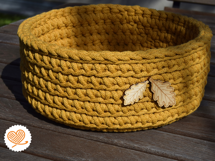 + LIORA + Crochet an autumn-themed basket or tray with a wooden base