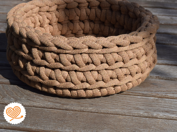 + LIORA + Crochet an autumn-themed basket or tray with a wooden base