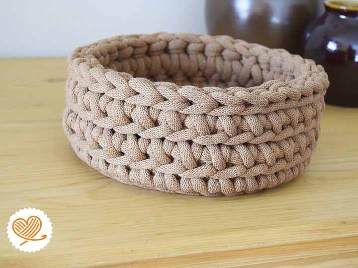 + LIORA + Crochet an autumn-themed basket or tray with a wooden base