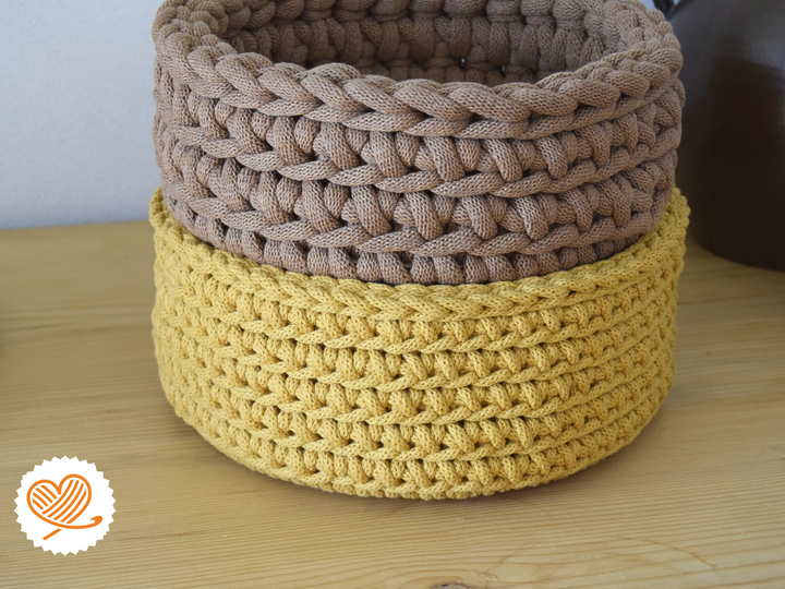 + LIORA + Crochet an autumn-themed basket or tray with a wooden base