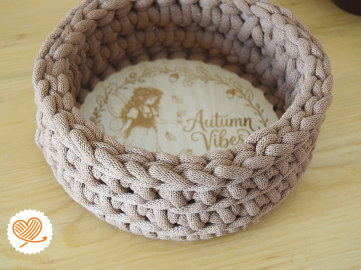 + LIORA + Crochet an autumn-themed basket or tray with a wooden base