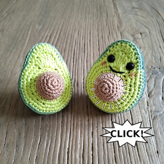 Crochet an Avocado – fidget toy with a real push button (EN & DE)