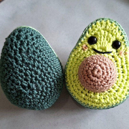 Crochet an Avocado – fidget toy with a real push button (EN & DE)