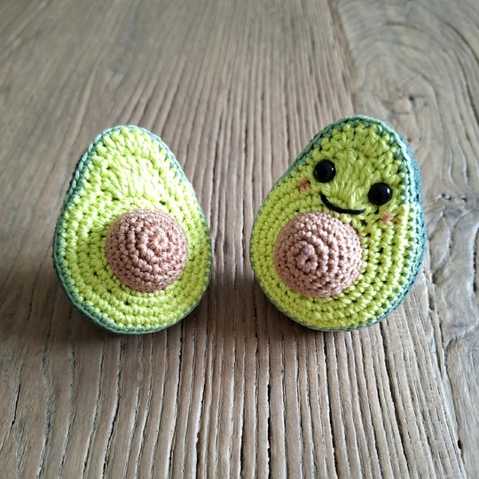 Crochet an Avocado – fidget toy with a real push button (EN & DE)