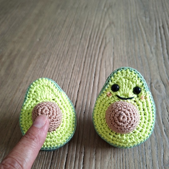 Crochet an Avocado – fidget toy with a real push button (EN & DE)