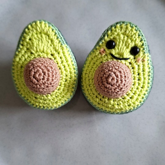 Crochet an Avocado – fidget toy with a real push button (EN & DE)