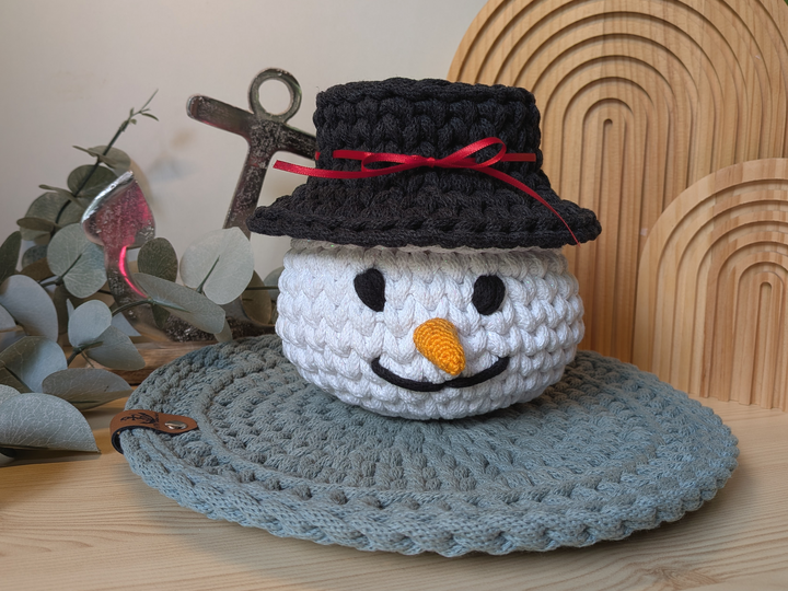 Schneemann Häkelanleitung, Aufbewahrungskorb mit Deckel/Hut im Strickstich