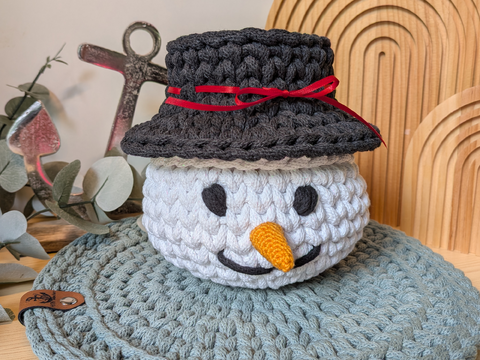 Schneemann Häkelanleitung, Aufbewahrungskorb mit Deckel/Hut im Strickstich