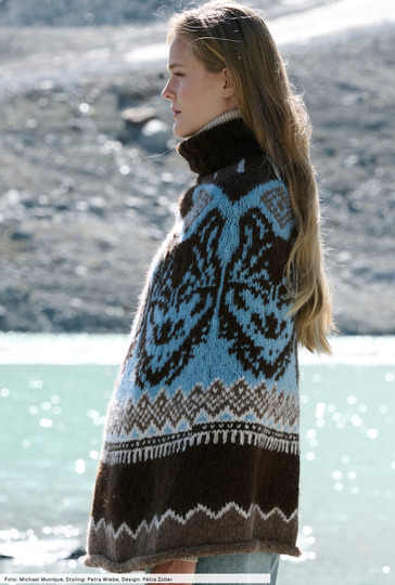 Poncho mit Wolfsmotiven