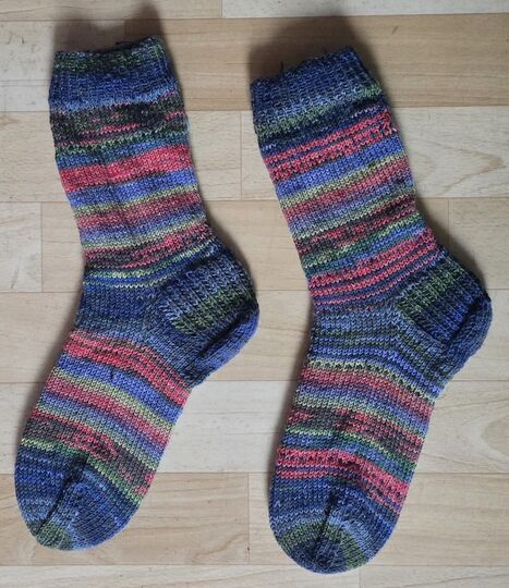 Strickanleitung Nebulasocks – Zweifarbige Socken von Gr. 22/23 bis 48/49