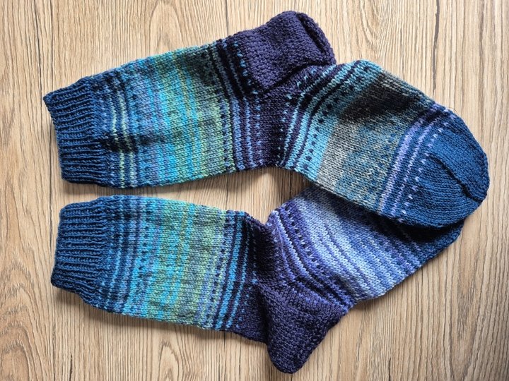 Strickanleitung Nebulasocks – Zweifarbige Socken von Gr. 22/23 bis 48/49