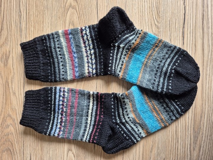 Strickanleitung Nebulasocks – Zweifarbige Socken von Gr. 22/23 bis 48/49
